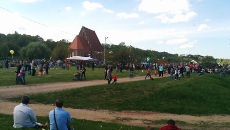 Aitvarų festivalis vyksta prie Zapy&scaron;kio &Scaron;v. Jono Krik&scaron;tytojo bažnyčios.