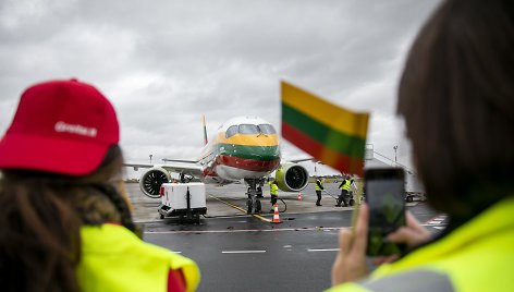 Lietuvos vėliavos spalvomis nudažyto lėktuvo „Airbus A220-300“ pasitikimas Vilniaus oro uoste