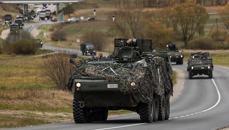 Lietuvos ir sąjungininkų kariai nuo pat ryto intensyviai tęsia judėjimą į Gen. Silvestro Žukausko poligoną Pabradėje.