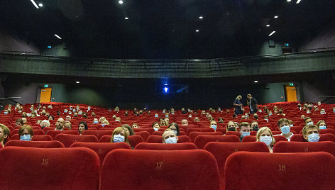 Kino teatrai: žiūrovai naujų ribojimų nepajus, nepatogumų kelia respiratoriai