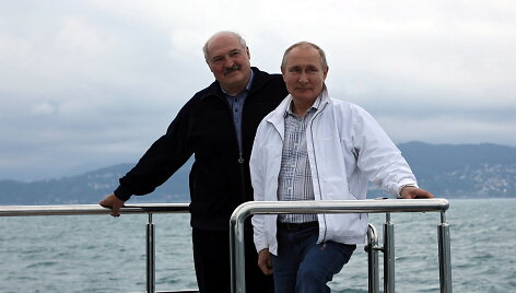 Antrąją susitikimo dieną V.Putinas su A.Luka&scaron;enka plaukiojo laivu