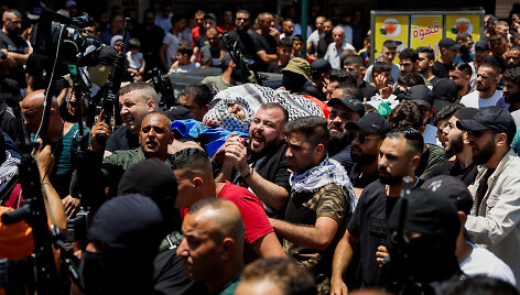 Palestiniečiai ne&scaron;a žuvusiojo kūną