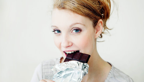 Moteris valgo šokoladą