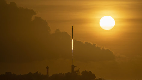 „SpaceX“ raketos su „Starlink“ palydovais startas