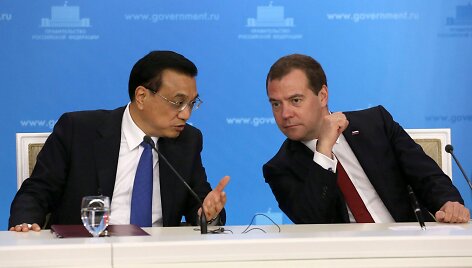 Rusijos premjeras Dmitrijus Medvedevas ir Kinijos vyriausybės vadovas Li Keqiangas. 
