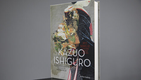 Kazuo Ishiguro knyga &bdquo;Plūduriuojančio pasaulio menininkas&ldquo;
