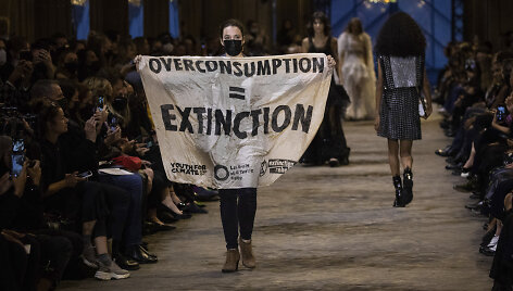 &bdquo;Extinction Rebellion&ldquo; protestas &bdquo;Louis Vuitton&ldquo; kolekcijos pristatyme