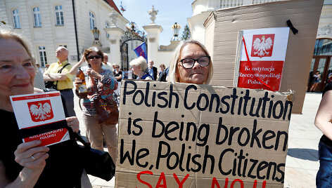 Lenkai protestuoja prie&scaron; teismų sistemos reformą