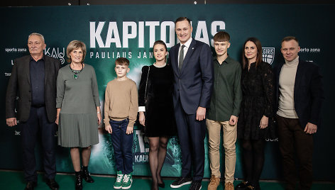 Filmo apie Paulių Jankūną „Kapitonas“ premjera. Paulius Jankūnas su šeima.