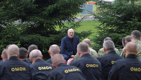 Minske tęsiasi protestai – moterys stojo į „Baltą grandinę“