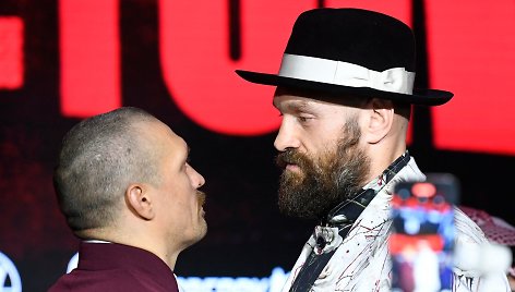 Oleksandras Usykas ir Tysonas Fury surems pirštines.