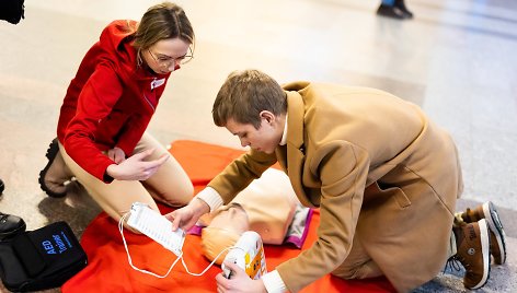 Valentino dieną Vilniaus ir Kauno oro uostuose kvietė išmokti naudotis automatiniais defibriliatoriais