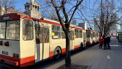 Prie Baltojo tilto dėl nutrūkusio laido sustojo troleibusų eismas