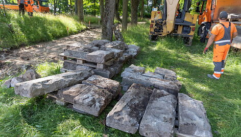 I&scaron; sostinės Tauro kalno laiptų i&scaron;montuoti žydų antkapiai grįžta į kapines&nbsp;&nbsp;