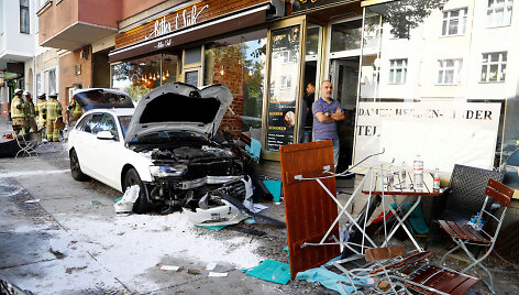 Berlyne automobiliui įsirėžus į kavinės lankytojus sužeisti penki žmonės