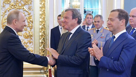 V.Putinas, G.Schroederis ir D.Medvedevas Maskvoje 2018 metais
