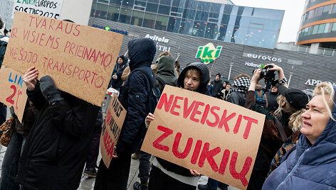 Protestas prie&scaron; planus kelti vie&scaron;ojo transporto bilietų kainas