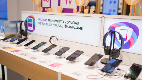 Naujasis &bdquo;iPhone X&ldquo; i&scaron;graibytuvės &bdquo;Telia&ldquo; salone