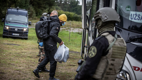 Iš Rūdninkų migrantų stovyklos (Šalčininkų r.) gyventojai iškeliami į Kybartų (Vilkaviškio r.) užsieniečių registracijos centrą