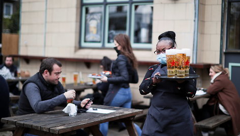 Nuo pirmadienio Anglijos alinės ir restoranai gali priimti klientus lauke