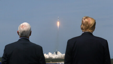 JAV bendrovės &bdquo;SpaceX&ldquo; erdvėlaivio &bdquo;Crew Dragon&ldquo; startą stebėjo JAV prezidentas Donaldas Trumpas (de&scaron;inėje) ir viceprezidentas Mike'as Pence'as.
