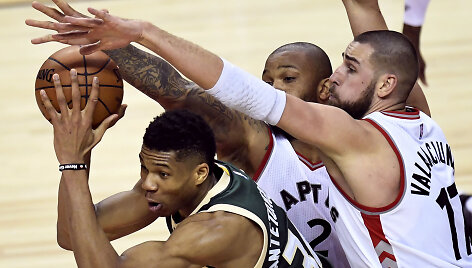Jonas Valančiūnas ir Giannis Antetokounmpo