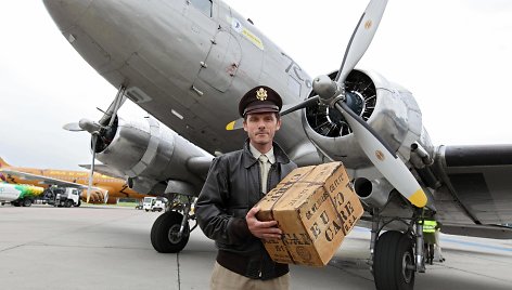 Pilotas prie legendinio lėktuvo, mėčiusio vokiečių vaikams šokoladą iš dangaus