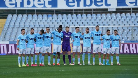 Kerdžalų &bdquo;Arda&ldquo; futbolininkai tylos minute pagerbia Petko Gančevą, kuris tuo metu stebi rungtynes tribūnose.