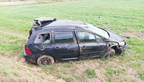 Kauno rajone nuo kelio nuvažiavo ir vertėsi „Peugeot“