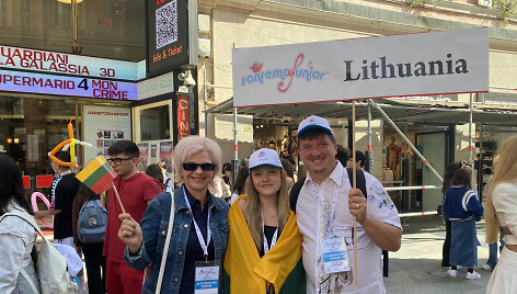 Viltė Patricija Kirstukaitė su tėvais &bdquo;Sanremo Junior&ldquo; konkurse
