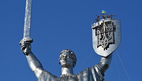 Kyjive ant statulos „Motina Tėvynė“ skydo sužibo Ukrainos herbas