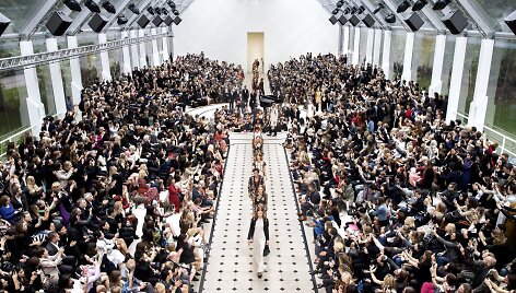 &bdquo;Burberry&ldquo; 2016 m. pavasario-vasaros kolekcijos pristatymo momentas 