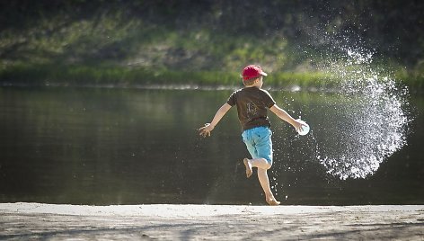 Sostinės paplūdimiai Neries pakrantėje tvarkomi ir laukia lankytojų.