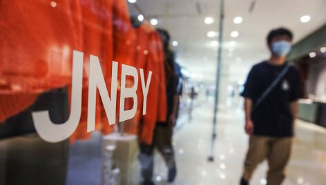 Kinijos aprangos įmonė pa&scaron;alino i&scaron; prekybos kontroversi&scaron;ką drabužių kolekciją
