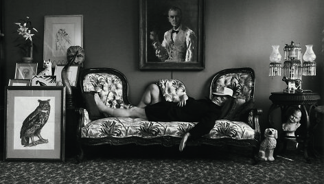 Ra&scaron;ytojas Trumanas Capote savo bute, Niujorke, 1977 m. &copy; 1977 Arnold Newman. Getty Images