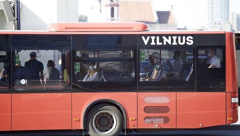 Vie&scaron;ojo transporto kontrolė Vilniuje primena keleiviams dėvėti kaukes