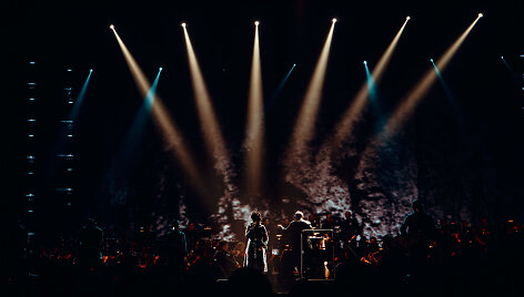 Grupės &bdquo;Skylė&ldquo; ir Lietuvos valstybinio simfoninio orkestro koncerto akimirka