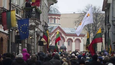 Vasario 16-osios minėjimas prie Signatarų namų.