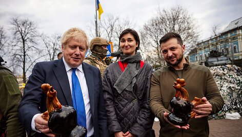 Borisas Johnsonas, Volodymyras Zelenskis ir praeivė su dovanomis