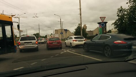 Ryto avarija Vilniuje: &bdquo;Porsche&ldquo; bakstelėjo &bdquo;Hyundai&ldquo; 2014 m. gegužės 29 d. 