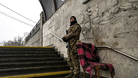 Ukrainiečių karys saugo Kijevo metro