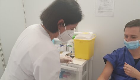 Santaros klinikų medikas, 3-ji dozė