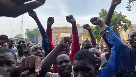 Nigerio gynybos ir saugumo pajėgas palaikanti protestuotojų minia