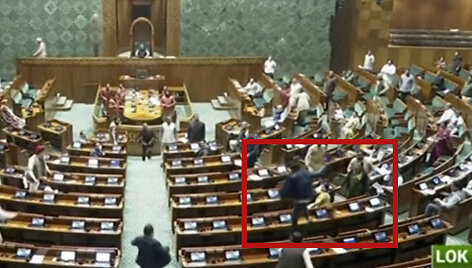 Indijos parlamente įsibrovėlis už&scaron;oko ant stalo