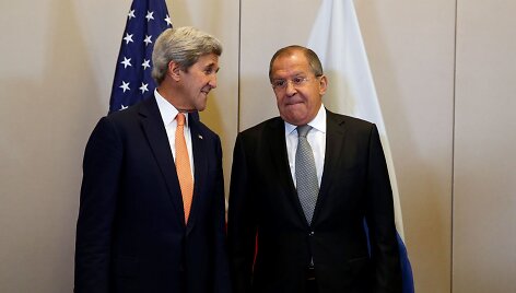 Johnas Kerry (kairėje) ir Sergejus Lavrovas Ženevoje