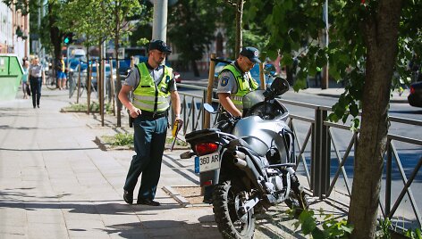 Vilniuje motociklas sankryžoje partrenkė 17-metę