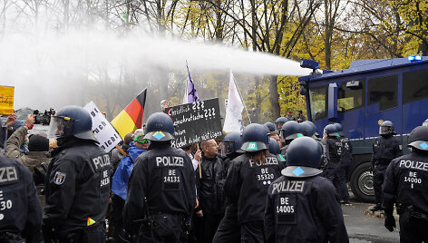 Berlyno policija prie&scaron; demonstrantus panaudojo vandens patranką