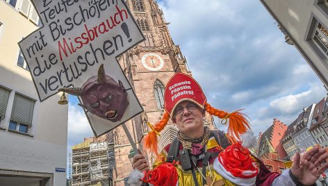 Protestuotojas prie Freiburgo arkivyskupijos