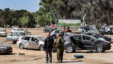 Apleistos ma&scaron;inos, kuriomis bandė bėgti &bdquo;Hamas&ldquo; užpulti festivalio dalyviai 