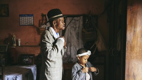 Dada Paulas ir jo anūkė Odliatemix ruošiasi į bažnyčią Antananarive, Madagaskare